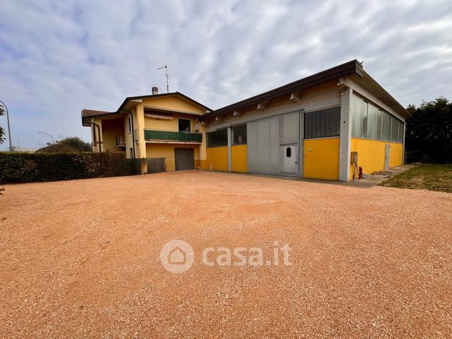 Capannone in commerciale in Via della Cooperazione