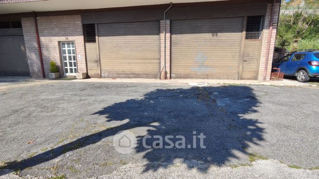 Negozio/locale commerciale in commerciale in Via Lionello Venturi