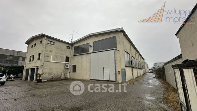 Capannone in commerciale in 