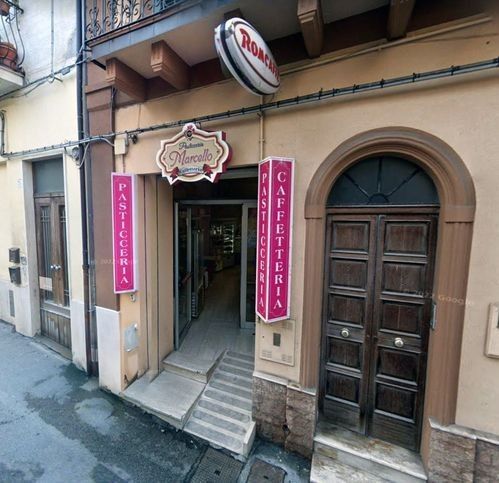 Attività/licenza (con o senza mura) in commerciale in Via Cavour 71