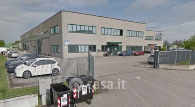 Capannone in commerciale in 