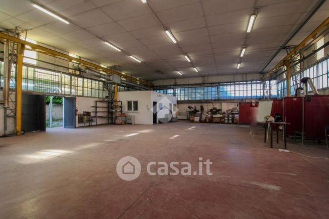 Capannone in commerciale in Via Santa Maria 86
