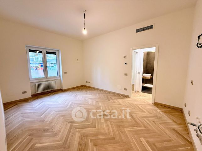 Ufficio in commerciale in Via Cenisio 87