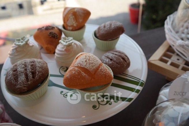 Negozio/locale commerciale in commerciale in Piazza di Santa Maria Maggiore