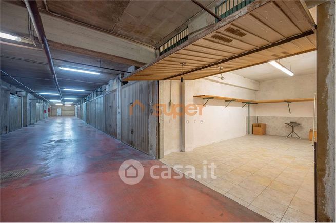 Box/posto auto in residenziale in Via Romeo Gallenga