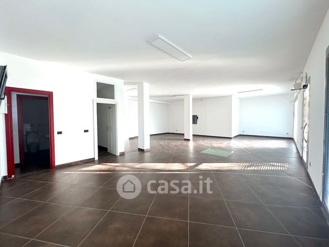 Ufficio in commerciale in Via Fratelli Bandiera