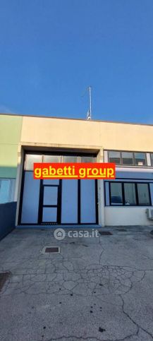 Capannone in commerciale in 