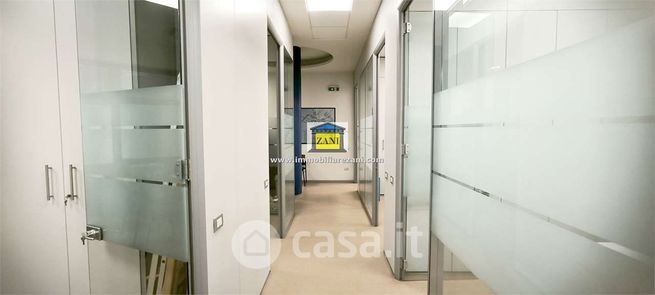Ufficio in commerciale in 