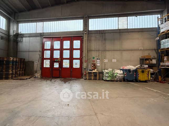 Capannone in commerciale in Via Fratelli Armellini