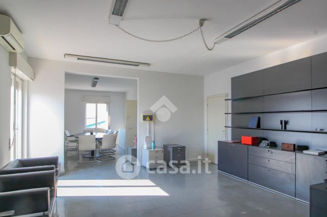 Ufficio in commerciale in Via Campania 14