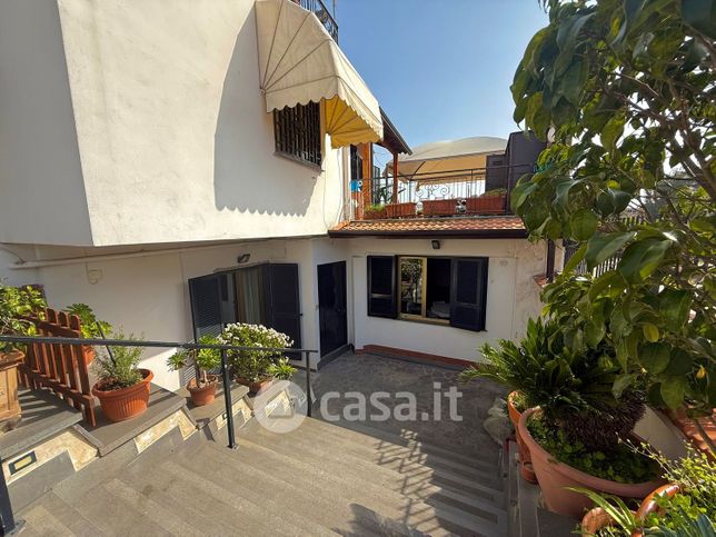 Appartamento in residenziale in Via Domitiana