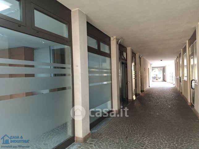 Ufficio in commerciale in Via Monte Rosa