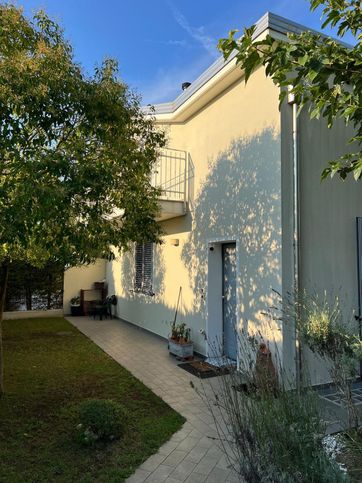 Casa bi/trifamiliare in residenziale in Via Romea Nord
