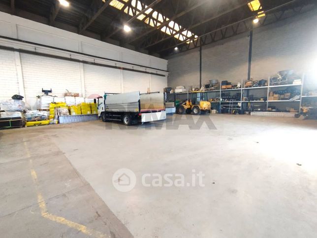 Capannone in commerciale in Via Alessandrina