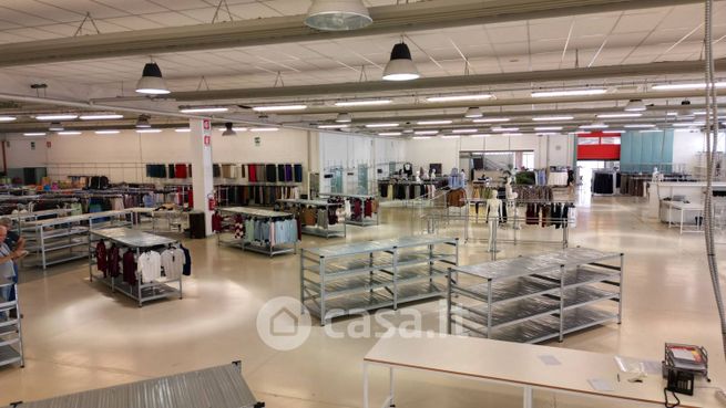 Capannone in commerciale in Via Regio Parco 108