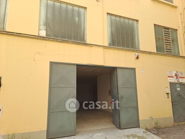Capannone in commerciale in cadorna 11 -/c17