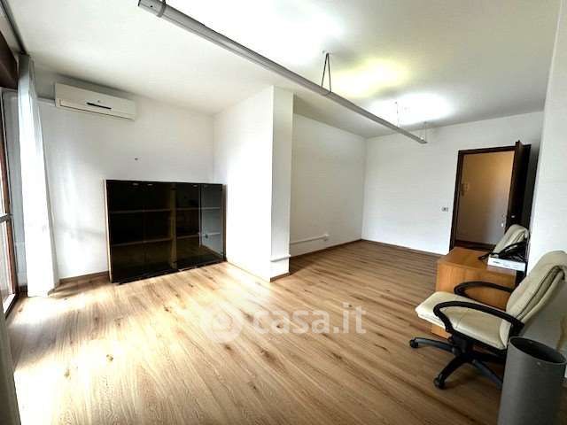 Ufficio in commerciale in 