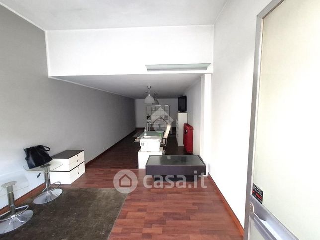 Ufficio in commerciale in Via Tevere 7