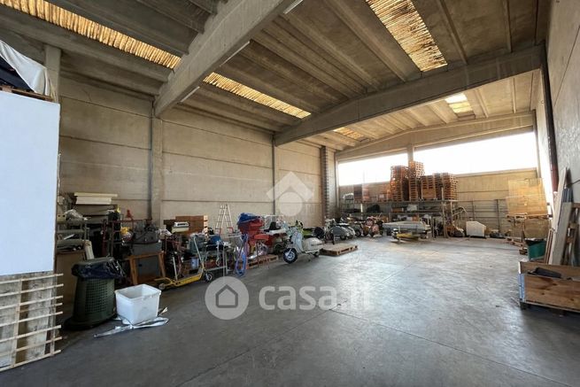 Capannone in commerciale in 