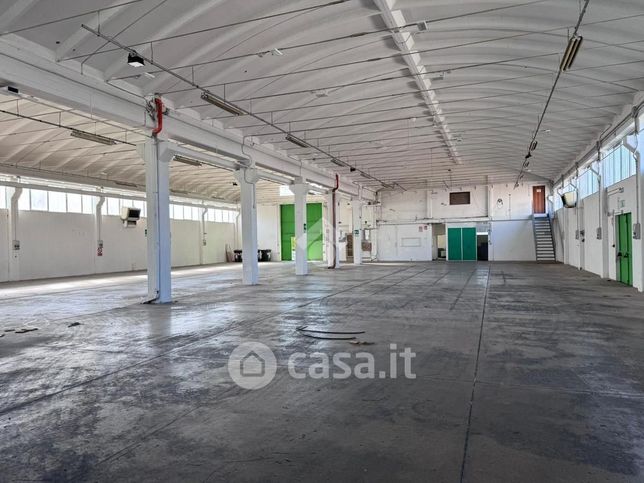 Capannone in commerciale in Via Rovereta 29