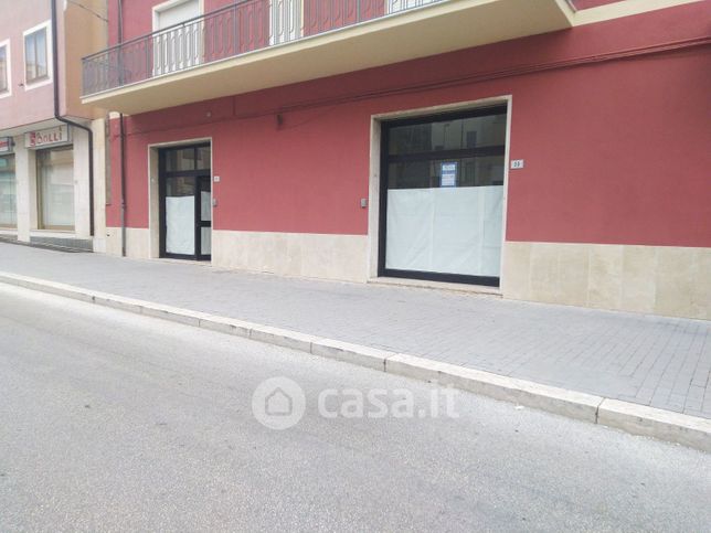 Attività/licenza (con o senza mura) in commerciale in Via Lazio