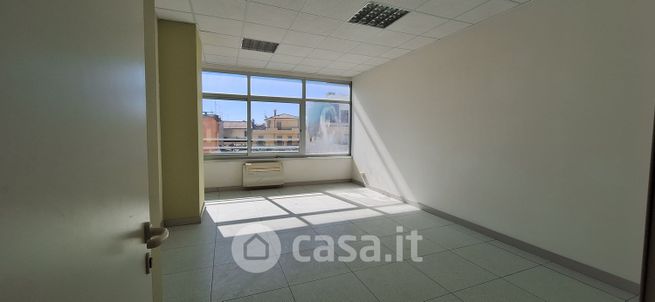 Ufficio in commerciale in Via degli Oleandri