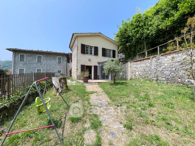 Casa indipendente in residenziale in Via Vitoio 10