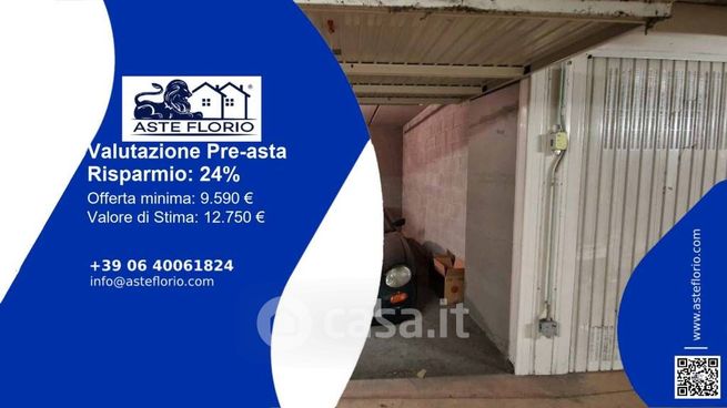 Box/posto auto in residenziale in Piazza Adriano 11 /E