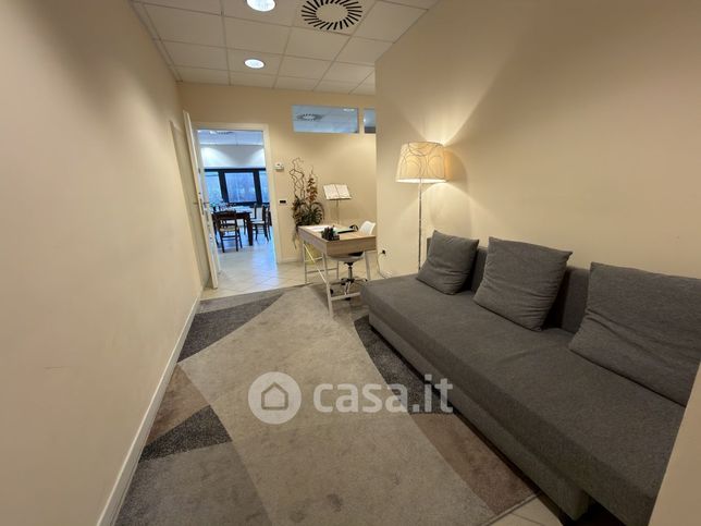 Ufficio in commerciale in 