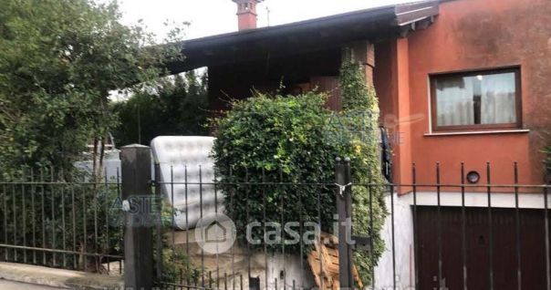 Casa indipendente in residenziale in Viale Europa 61