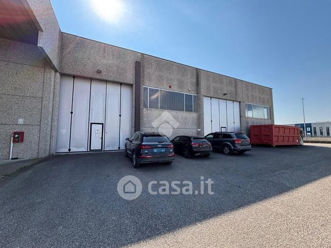 Capannone in commerciale in 