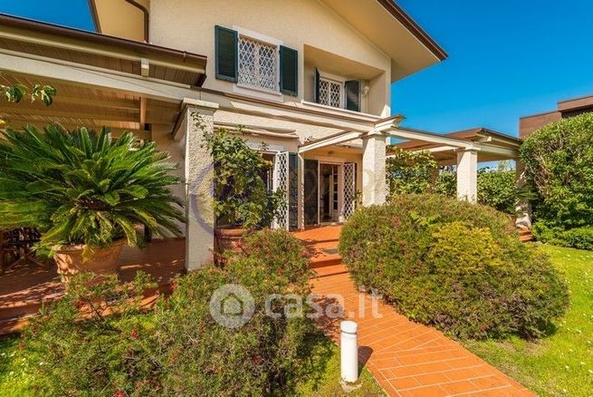 Villa in residenziale in Viale Versilia