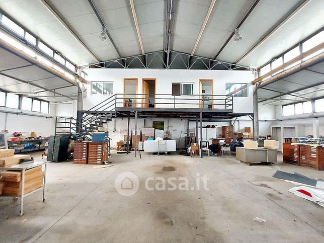 Capannone in commerciale in Via Gastone Maresca 52