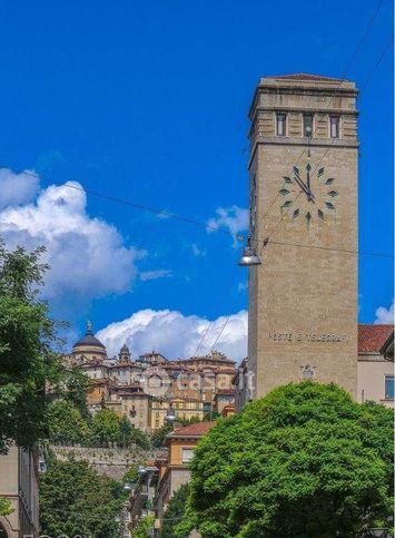 Attivitã /licenza (con o senza mura) in commerciale in Via Antonio Locatelli