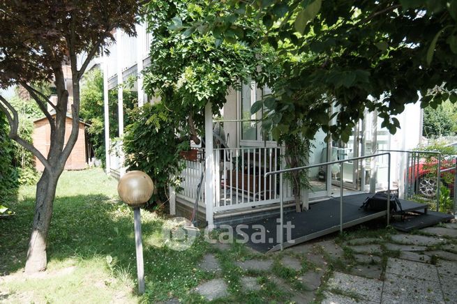 Casa indipendente in residenziale in Via Laurin