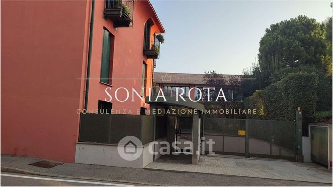 Box/posto auto in residenziale in Via Alfredo Corti 9