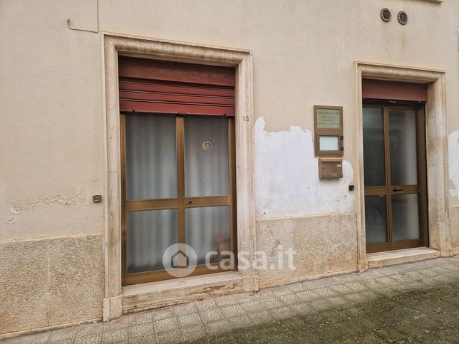 Negozio/locale commerciale in commerciale in Via Stazione 15