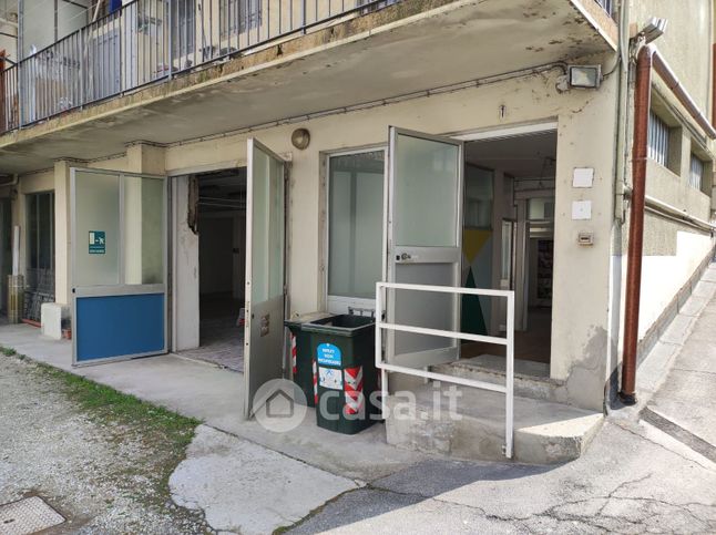 Capannone in commerciale in Via Monastir 38