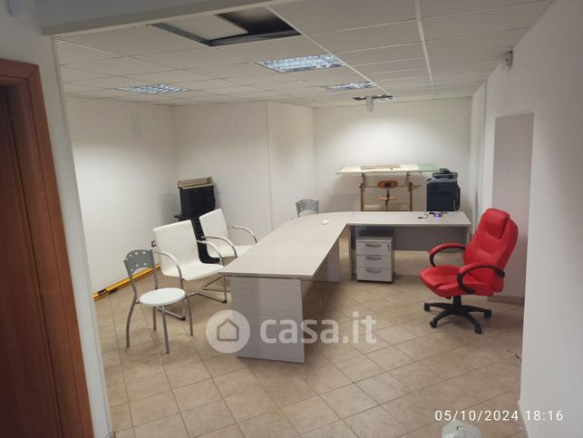 Negozio/locale commerciale in commerciale in Via Occidentale 60