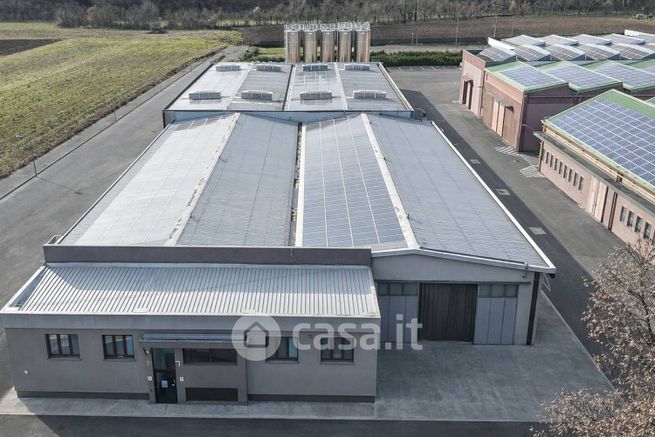 Capannone in commerciale in Via Castegnate 86