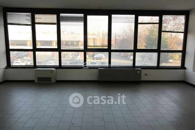 Ufficio in commerciale in Via Cassala 66 a