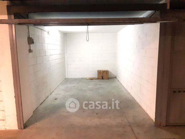 Box/posto auto in residenziale in Viale Luigi Settembrini 3