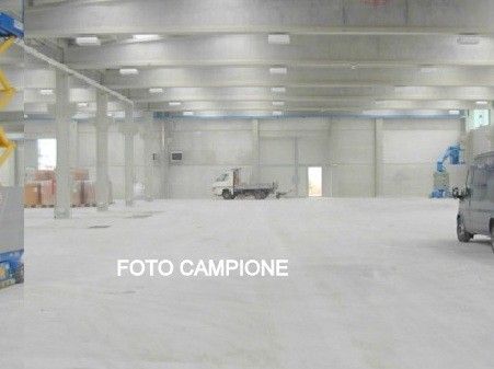 Capannone in commerciale in