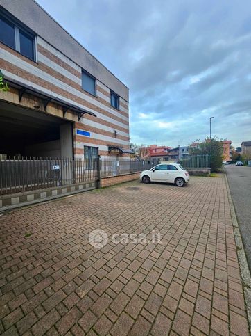 Capannone in commerciale in Via Pozzo 22