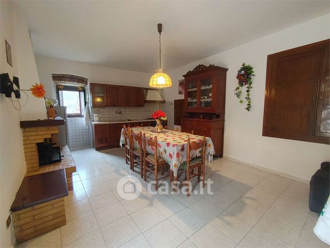 Casa bi/trifamiliare in residenziale in 