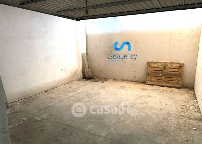 Box/posto auto in residenziale in Via Theodore Roosevelt 9