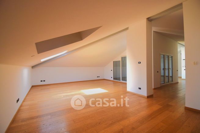 Attico/mansarda in residenziale in Via Gustavo Modena 25