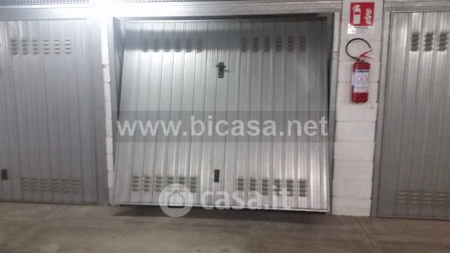 Box/posto auto in residenziale in Via del Novecento 53