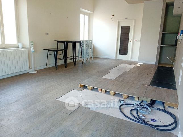Capannone in commerciale in 