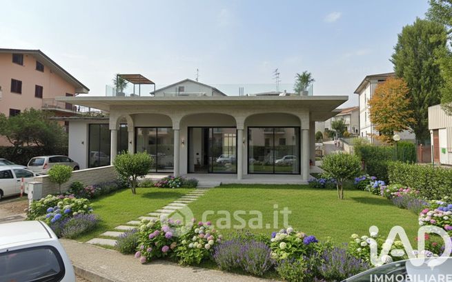 Casa indipendente in residenziale in Via R. Lombardi